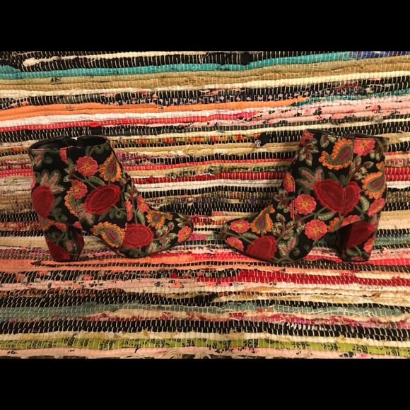 MIA Shoes - MIA rosebud booty. Size 8 - NEVER WORN